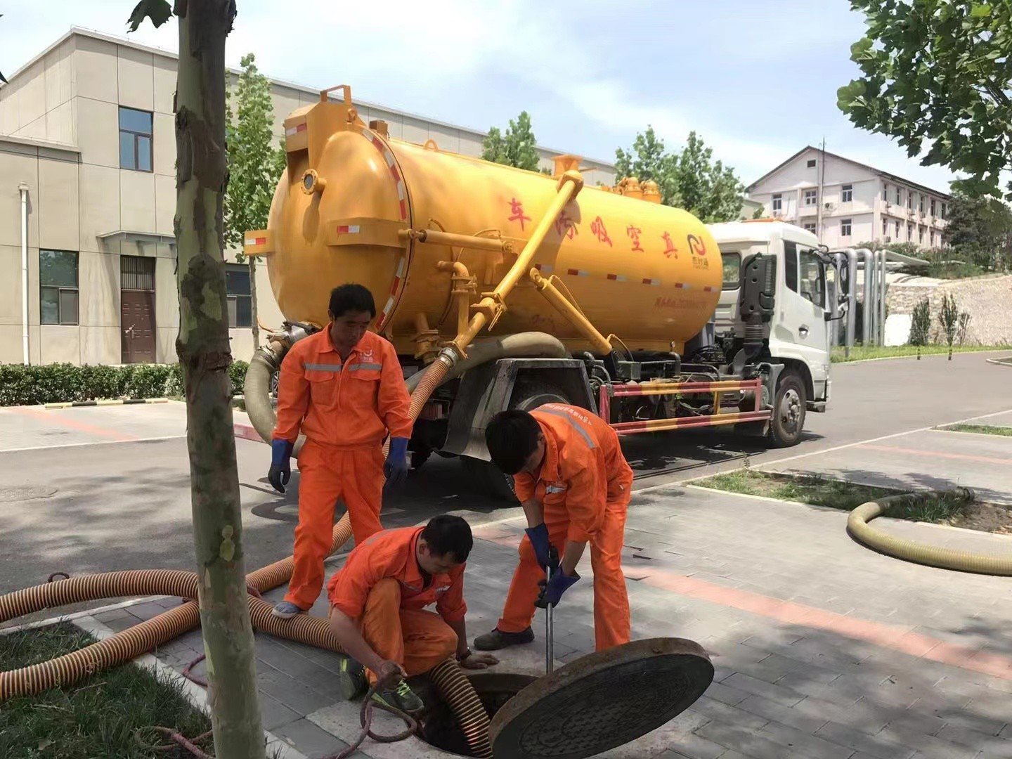 永胜管道疏通车停在窨井附近