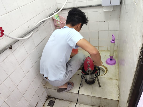 永胜管道堵塞冒臭气 专业师傅现场解决问题
