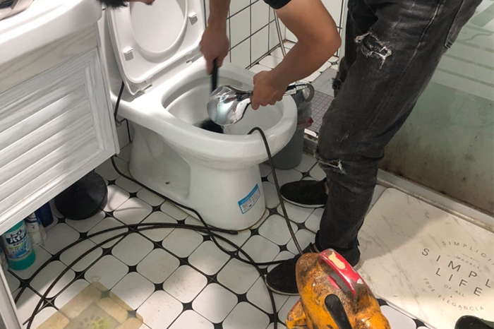 永胜马桶堵塞自己疏通还是找师傅？专业上门服务让你省时更省心